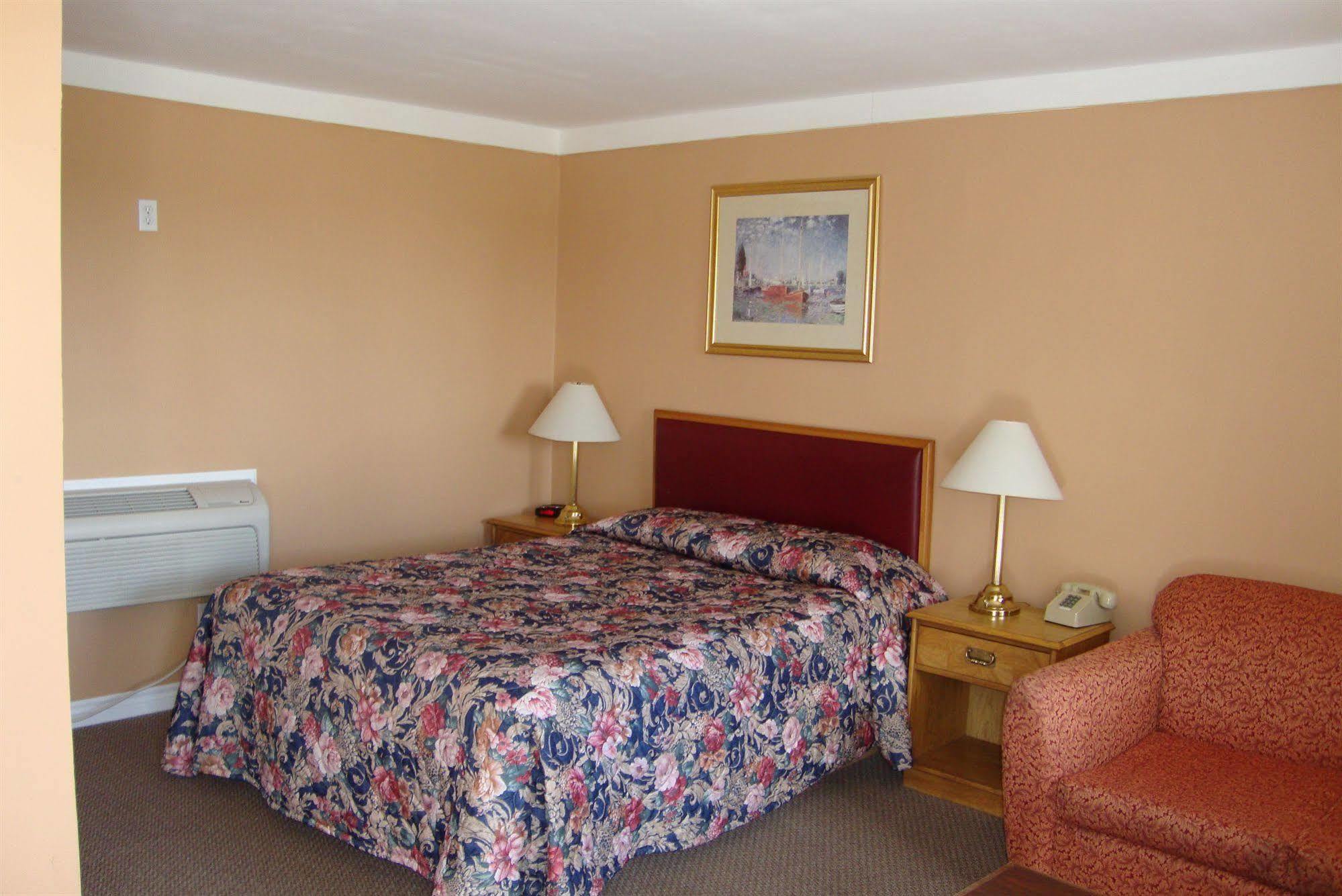 Royal Napanee Inn Greater Napanee Exterior photo