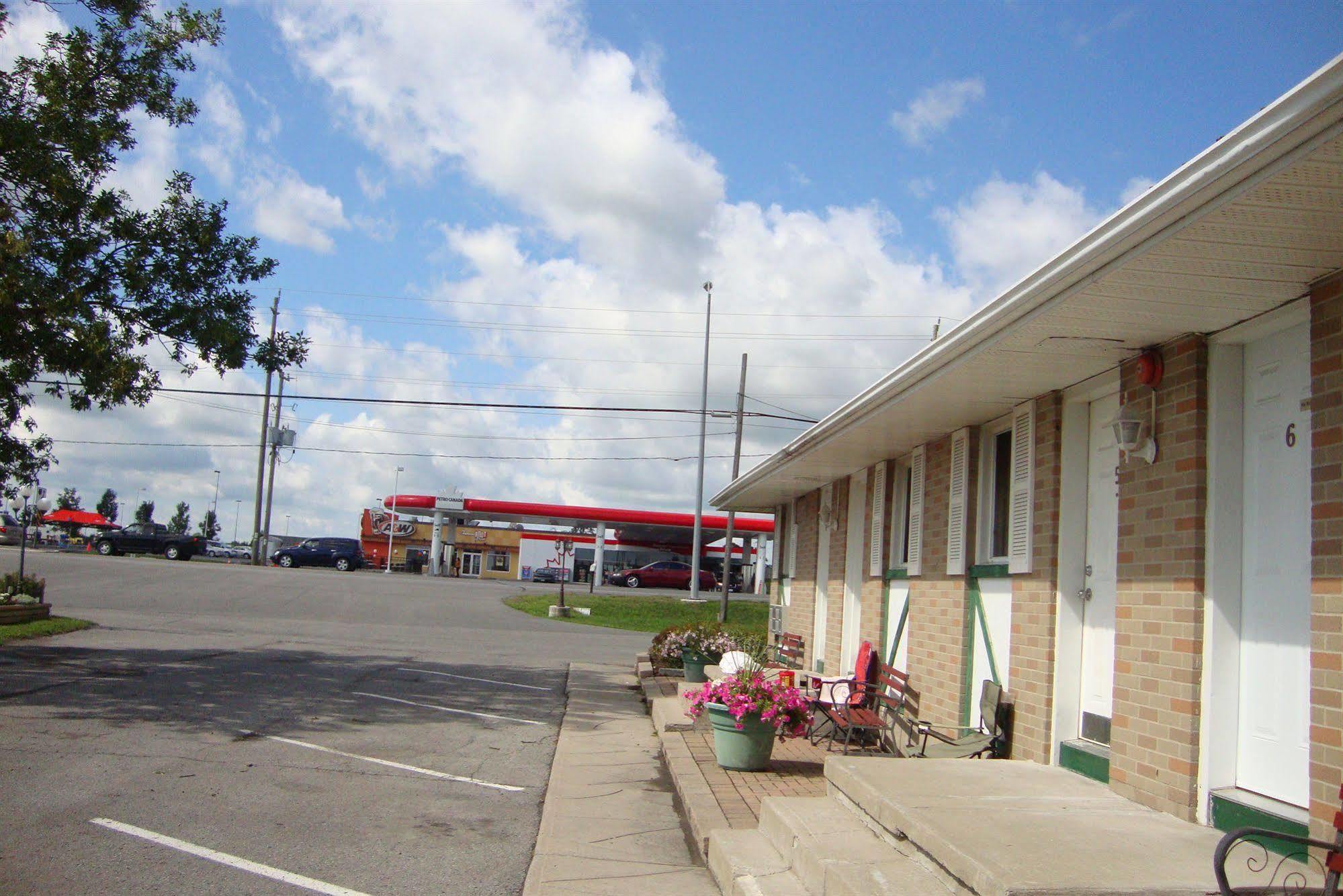 Royal Napanee Inn Greater Napanee Exterior photo